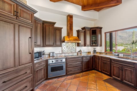 Spacious kitchen high-end Subzero & Viking appliances.