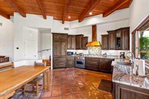 The casual dining area seats 4.
has first class views of the Mountains.