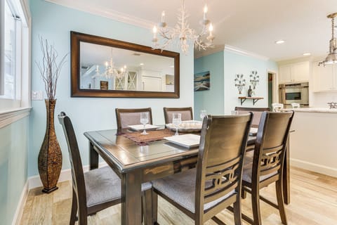 Dining Table | Dishware Provided