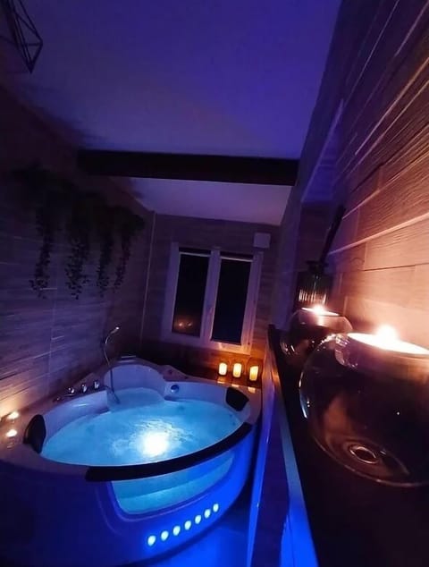 Indoor spa tub