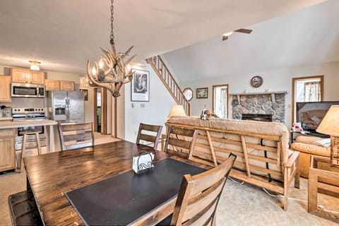 Dining Area | Dishware & Flatware Provided