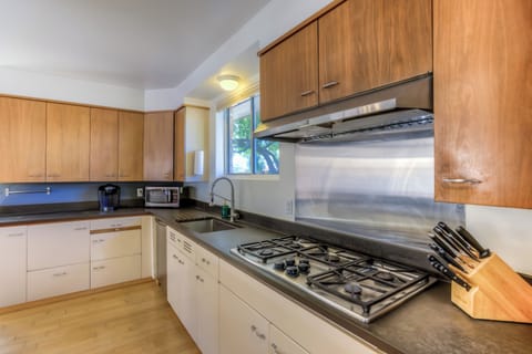 Fully appointed kitchen with gas range and oven