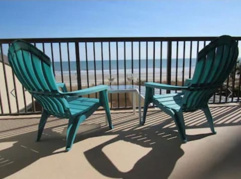 Oceanfront view! From coffee until cocktails, watch the water.
