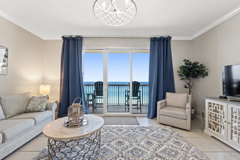 Living room & balcony overlooking the beach 