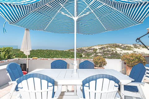 Arguably the best seats of the house! The front patio includes a dining table with seating for 6 and is the perfect spot to enjoy evening cookouts.
                