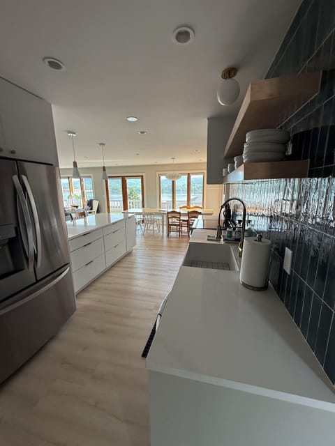 The newly rennovated kitchen is sure to delight for those who love to cook. 