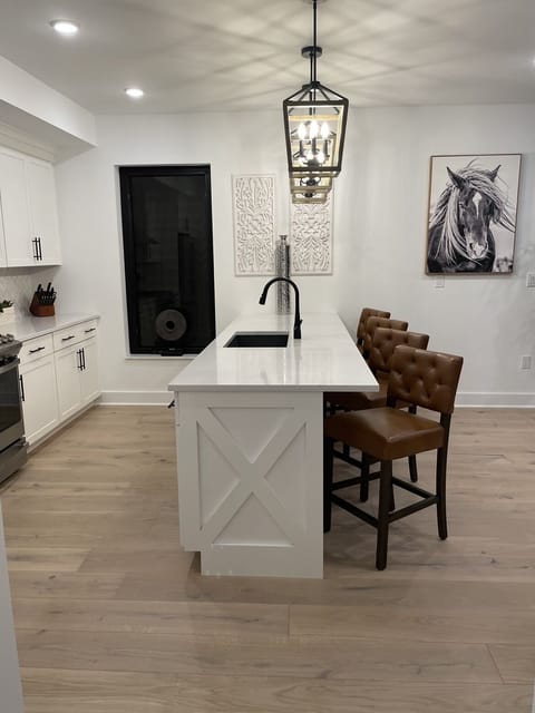 Peninsula in kitchen area