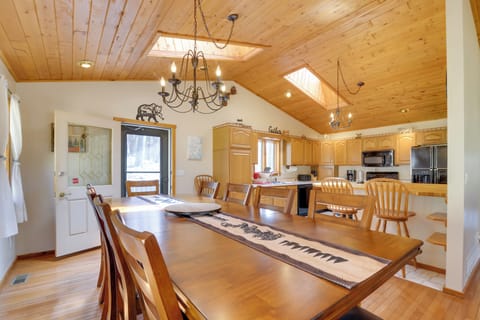 Dining Area | Dishware & Flatware Provided