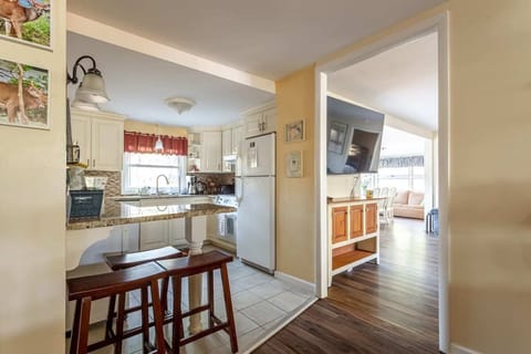 Kitchen is off of front entrance way 