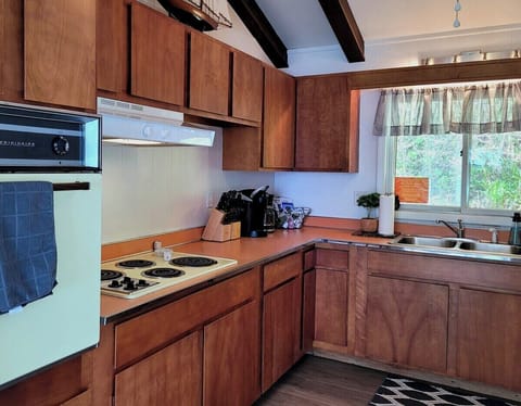 KITCHEN:  The home has a lovely kitchen with all appliances, including a Keurig coffee maker.
