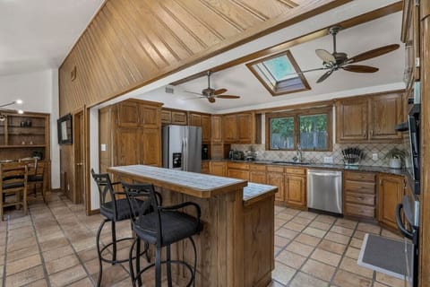 Fully Stocked Kitchen – Perfect for Cooking & Entertaining