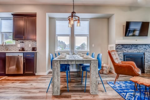 2nd Level Dining area - Long table - 6 chairs