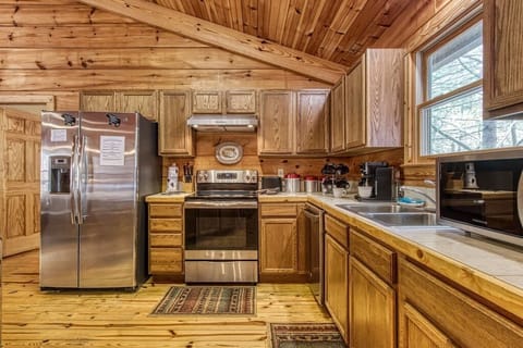 Cades Cove Escape's fully equipped kitchen