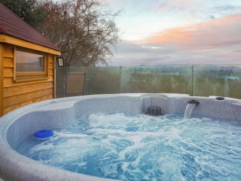 Hot tub | Cwt Celyn (Holly Hut) - Mountain Meadow Cabins, Abergele