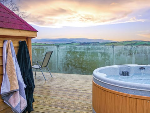 Hot tub | Cwt Celyn (Holly Hut) - Mountain Meadow Cabins, Abergele