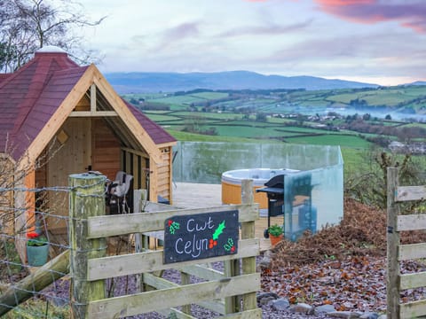Hot tub | Cwt Celyn (Holly Hut) - Mountain Meadow Cabins, Abergele