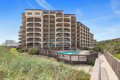 Direct Ocean Front Building w/ Pool