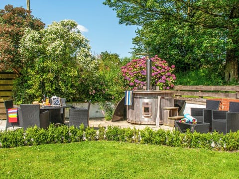 Hot tub | Yr Hen Glowty, Puncheston