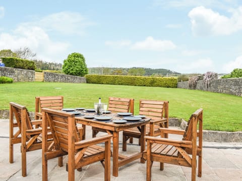 Outdoor eating area | Saville, Llanfaes