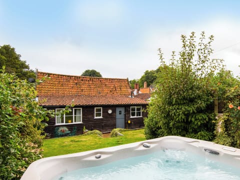 Hot tub | The Barn, Coltishall