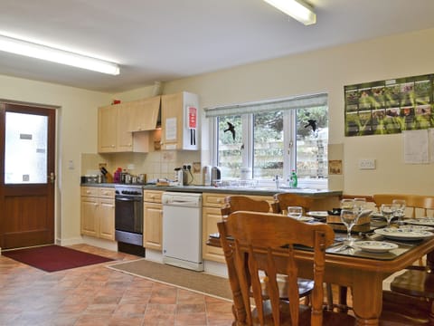 Kitchen/diner | Madog&rsquo;s Wells - Blackbird Cottage, Llanfair Caereinion, nr. Welshpool