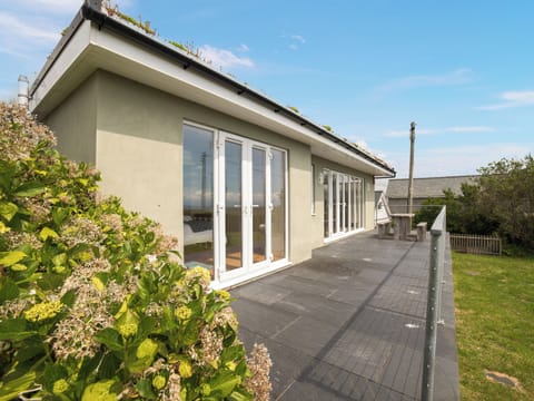 Decking | Awelfryn, Pwllheli