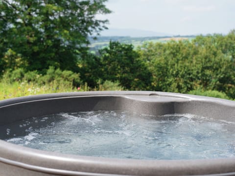Hot tub | Dol y Mynydd (The Mountain Meadow) - Mountain Meadow Cabins, Abergele