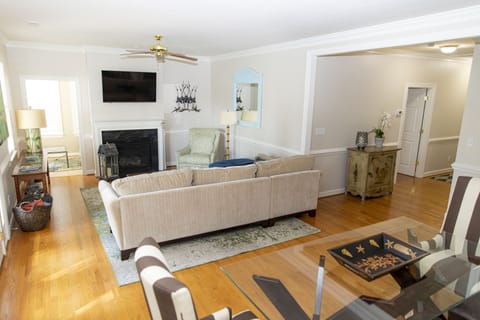 Bright living & dining area