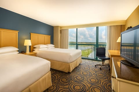 Unwind in crisp beds with soothing coastal daylight views.