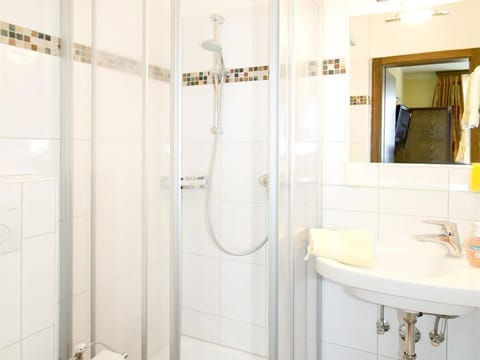 Small double room, shower, WC - Hotel Garni Hochwurzen Bed and Breakfast in Schladming