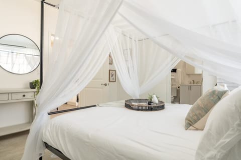 California King Canopy Bed 