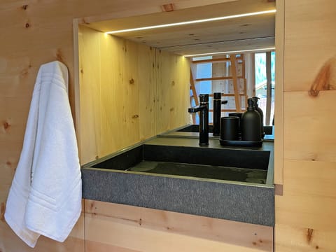 Lavabo in the basement