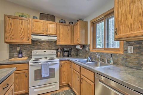 Fully Equipped Kitchen | Single-Serve & Drip Coffee Maker | Ice Maker