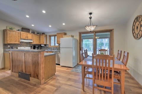 Fully Equipped Kitchen & Dining Area | Trash Bags & Paper Towels Provided