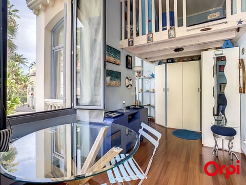 Lovely 28 M2 studio in listed villa with swimming pool and free parking. Apartment in Menton