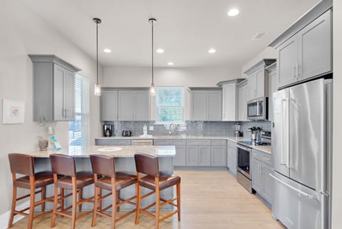 Eat in kitchen bar seats 4