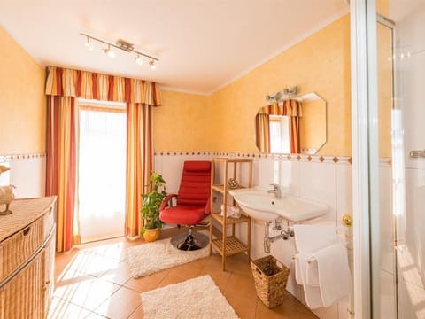 Country house apartment 2, 100m² 4-8 persons - 4* star organic wooden house Heimat & Apartment hotel in Schladming