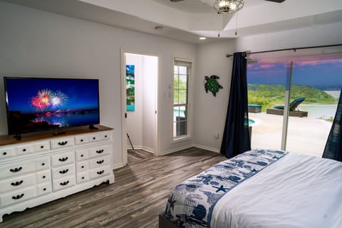 Primary Bedroom with King and onsuite bathroom, 1st floor 