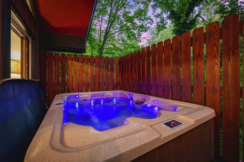 Hot tub for a relaxing evening soak after a long hike!
