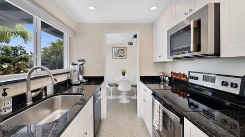 Full kitchen for all of your entertainment 
(with a view)