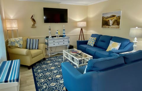 Cozy and comfortable living room w/sofa bed.