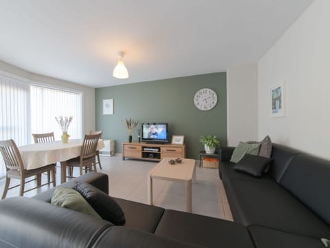 Furniture, Building, Picture Frame, Table, Couch, Houseplant, Plant, Window, Comfort, Window Blind