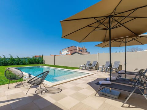 Water, Plant, Building, Property, Sky, Furniture, Swimming Pool, Sunlounger, Chair, Shade