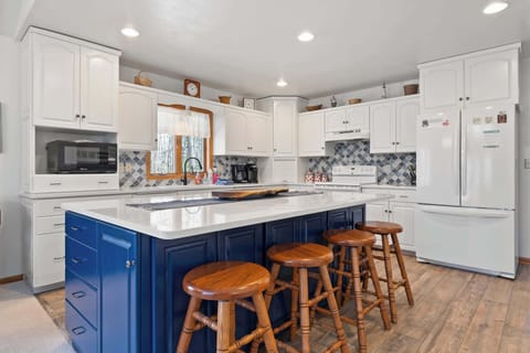 Enjoy making your favorite meals in this beautiful kitchen