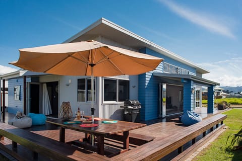 This well designed home has everything you need for an idyllic beach holiday.