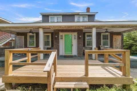 Building, Bench, Furniture, Hardwood