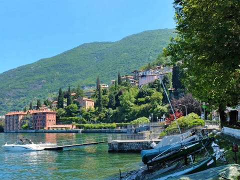 Water, Plant, Building, Water Resources, Watercraft, Mountain, Boat, Sky, Vehicle, Tree