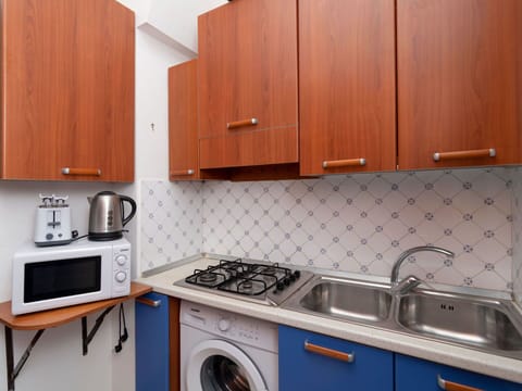 Kitchen, Major Appliance, Kitchen Appliance, Wood, Flooring, Kitchen Stove, Countertop, Interior Design, Floor, Stove