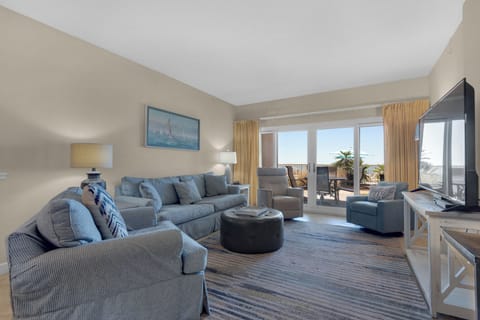 Living Area w/Gulf Front View
