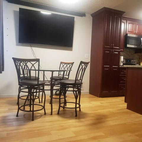 Sit down for a meal together and chat while smelling the aroma from the kitchen.